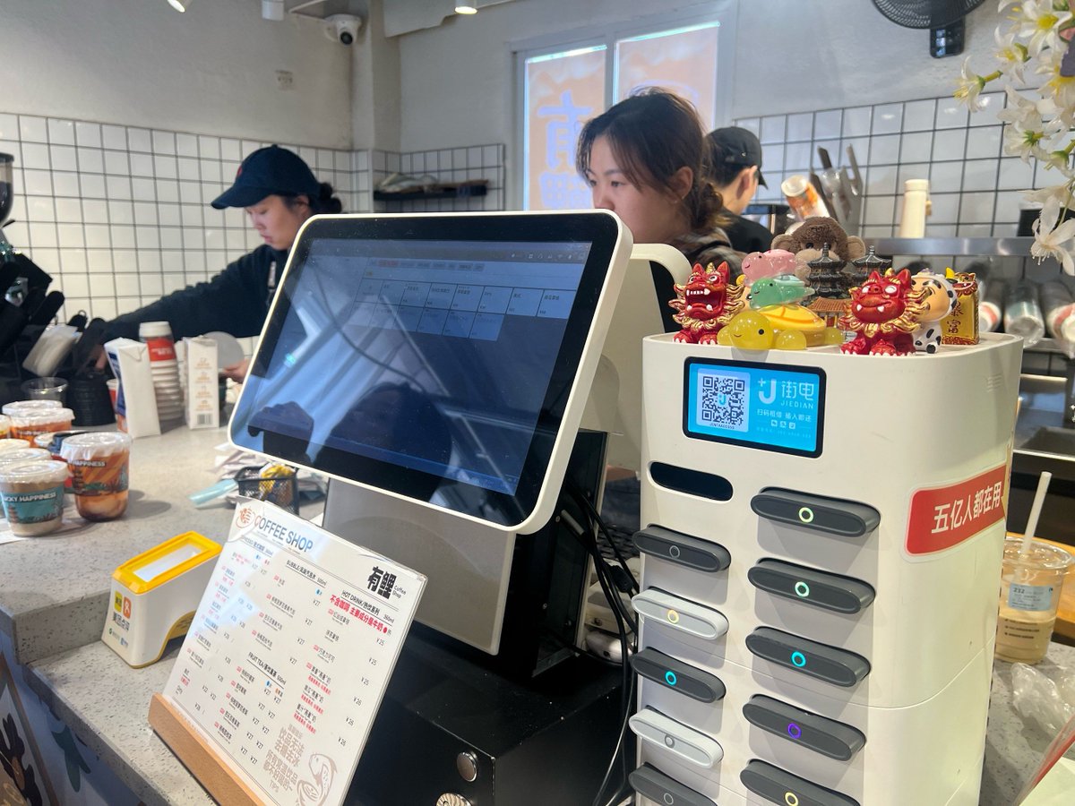 oat_kt_robot's tweet photo. A stranger paid my coffee when I realized I left my wallet at home today. Small acts of kindness make the whole world warm!， https://t.co/bwFlwxwt3T