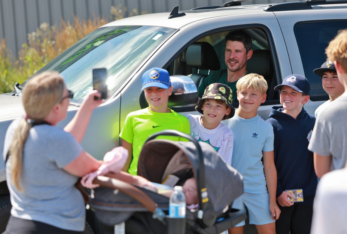 chronicleherald's tweet photo. Pittsburgh Penguins star Sidney Crosby stops for a photo with some eager young fans following a summer workout at a Bedford rink on Thursday.

📸: Tim Krochak / The Chronicle Herald https://t.co/GKcbyIYfgr