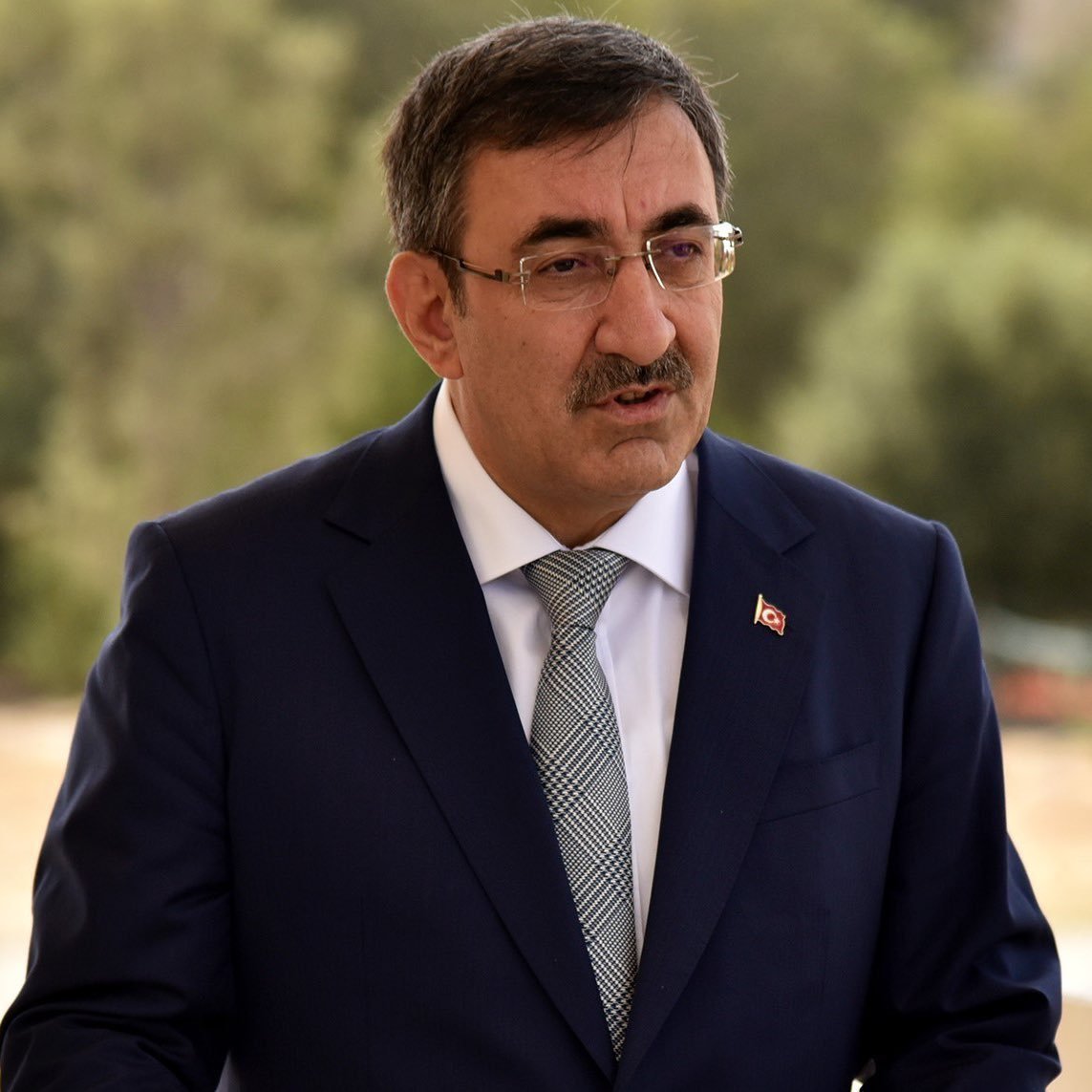 siyahsancakx's tweet photo. 🔵 Cumhurbaşkanı Yardımcısı Cevdet Yılmaz: 

"Vatandaşın yastık altında tuttuğu dolar ve altın miktarı Merkez Bankası rezervinden daha büyük." https://t.co/DfYrQnfq0f