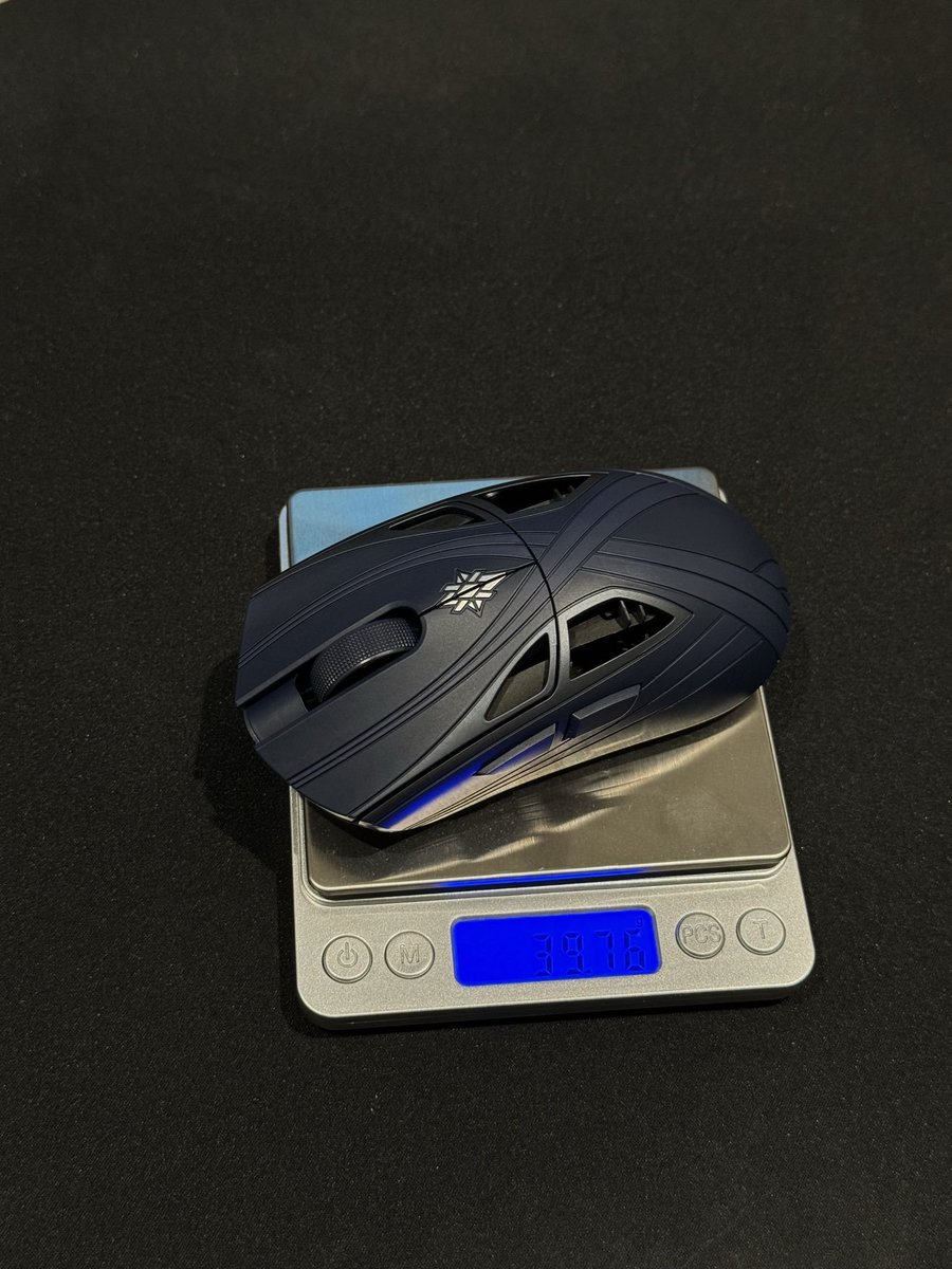 jakeufps's tweet photo. First proper pics of the SLX (Super Late X), including the weight at about 40g without skates https://t.co/RbaqnG7hde