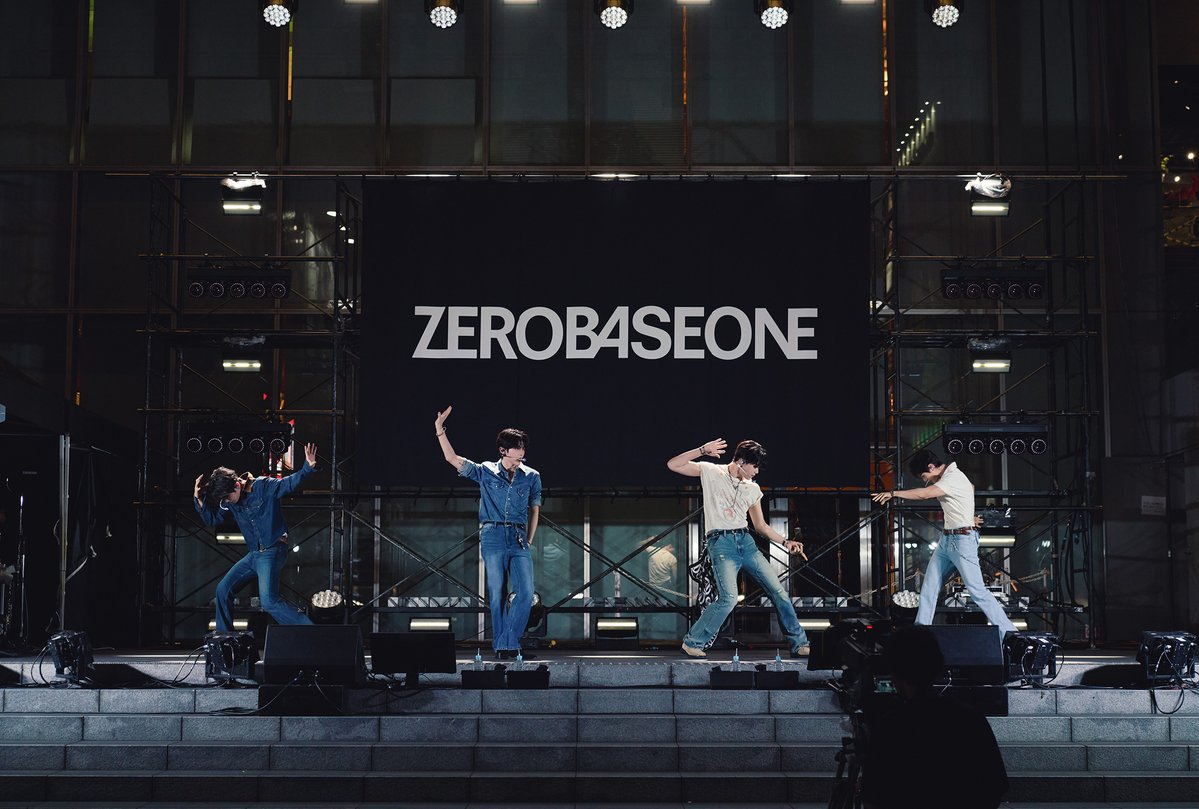Kkorepo's tweet photo. 「イベントレポ」#ZEROBASEONE、#Omoinotake #藤井怜央 と一夜限りのスペシャルコラボが実現！
新宿・歌舞伎町シネシティ広場のフリーライブで約4000人超えのファンが熱狂（オフィシャルレポ）
🔗https://t.co/U2rC7WEZZK https://t.co/DW2UwWVokD