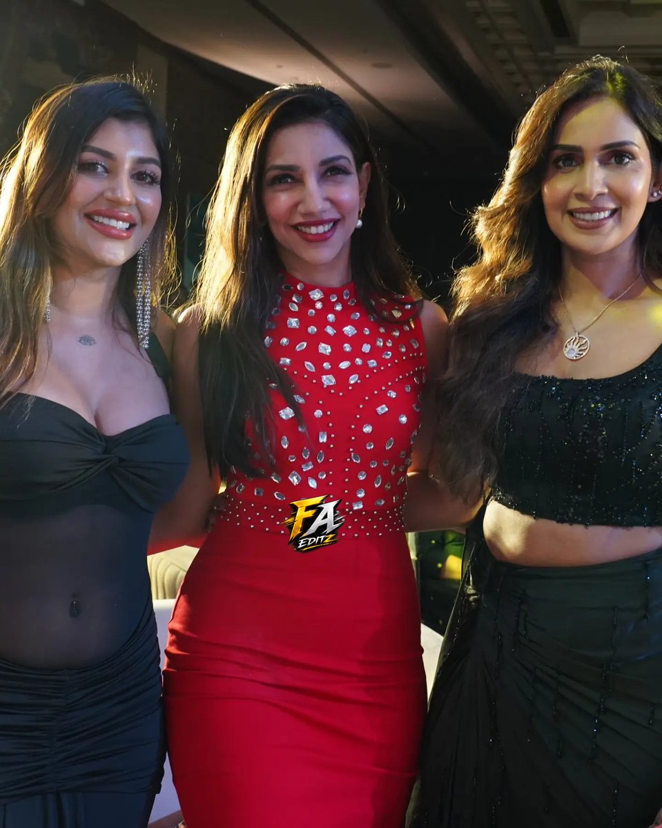 OurFilmiactress's tweet photo. 3 Roses 🌹 https://t.co/f0554sqC6m