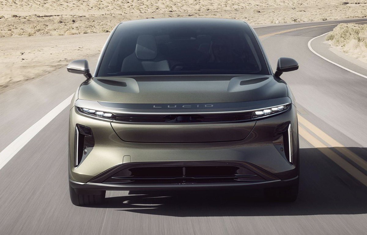 Radrxi19's tweet photo. Faraday Future FF 91 🆚 Lucid Gravity⚡️🏎️

Faraday Future FF 91 (Silver)
 Power: 1,050 hp 🐎
 0-100 km/h: 2.3 seconds 🚀
 Range: 613 km 🔋

Lucid Gravity (Olive)
 Power: 800+ hp 🐎
 0-100 km/h: 3.5 seconds 🚀
 Range: 700+ km 🔋

#FaradayFuture #FF91 #LucidGravity https://t.co/d4sAhbE0C0