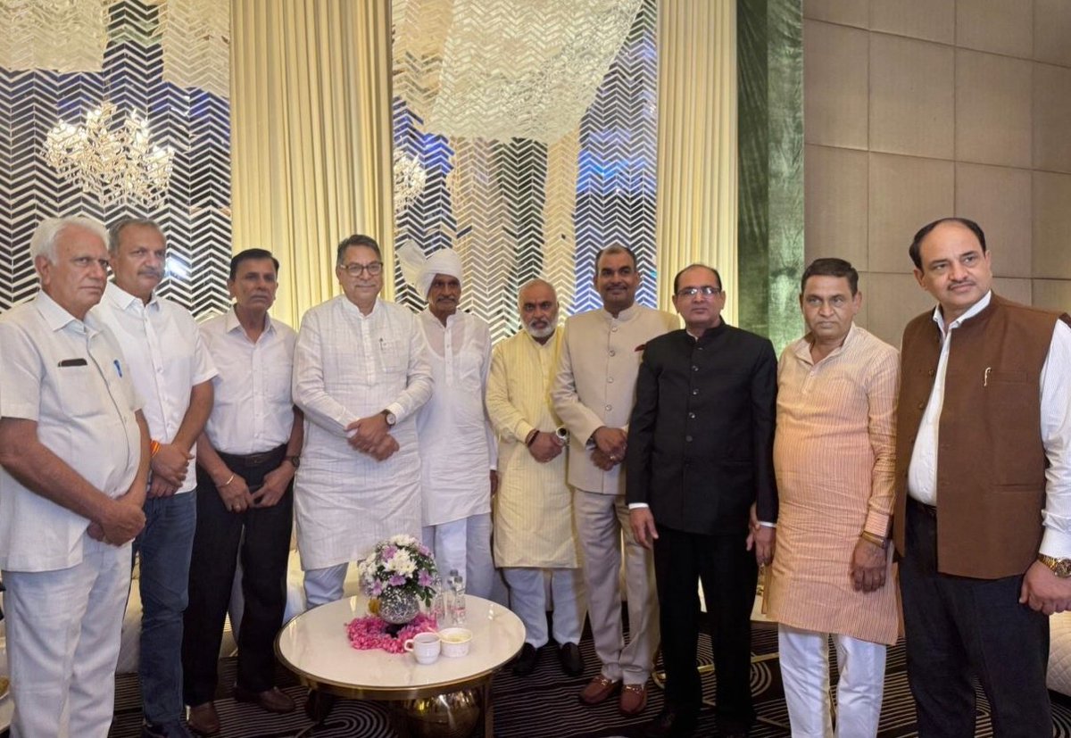 OfficeOfDrSP's tweet photo. माननीय @DrSatishPoonia जी, आज गुरुग्राम, हरियाणा में बाढड़ा से विधायक श्री उमेद सिंह पातुवास जी की सुपुत्री के सगाई समारोह में सम्मिलित हुए। https://t.co/1aShDw0YKq
