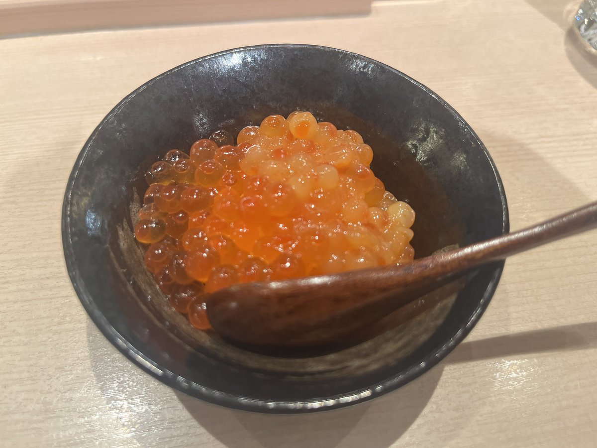 525600__'s tweet photo. 優勝の五十七番寿しいくら食べ比べ丼見て.....一貫分のシャリで小さいのだけど大満足だった
こんなん朝から食べてうまい酒飲んでる裏で、会社のみんなは今日も働いてるのかと思うとさらに美味しくて高笑いが止まりませんでした、たのしかったです(夏休みの日記)(最悪 https://t.co/zUdSLK3mX4
