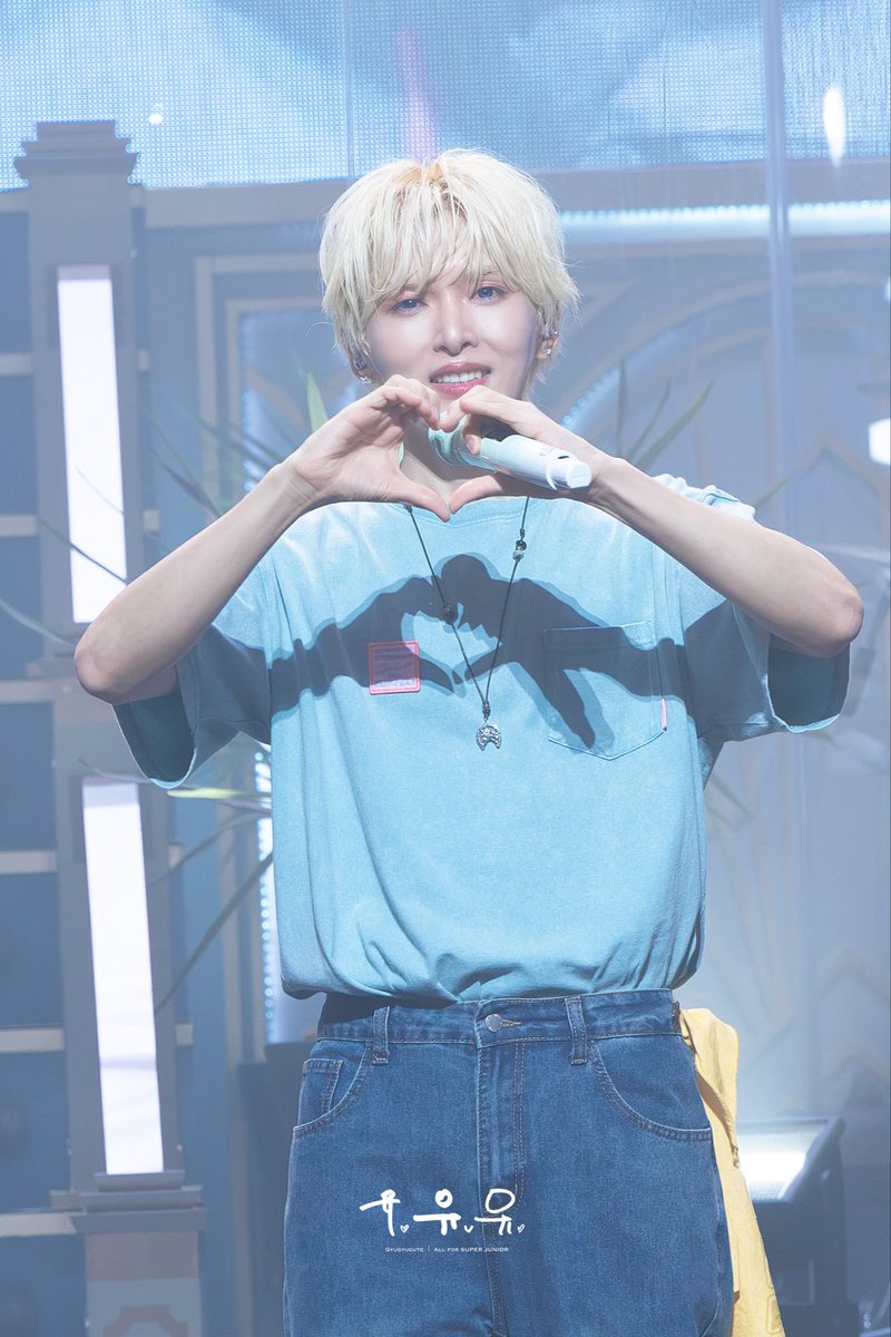 gyugyucute1106's tweet photo. 260820 려욱 일본 콘서트 紺碧

🩵🪽

#SUPERJUNIOR 
#RYEOWOOK #려욱 
@9ryeong9 
#紺碧 https://t.co/1dw2uLeePs