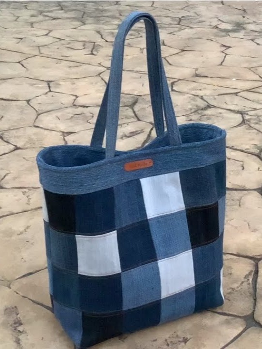 HobbsPikes's tweet photo. [Just finished this upcycled denim tote! No new materials, 2 hours of work, and now it’s my go-to weekend bag. DIY = fun + zero waste ]， https://t.co/4x94hMqtQg