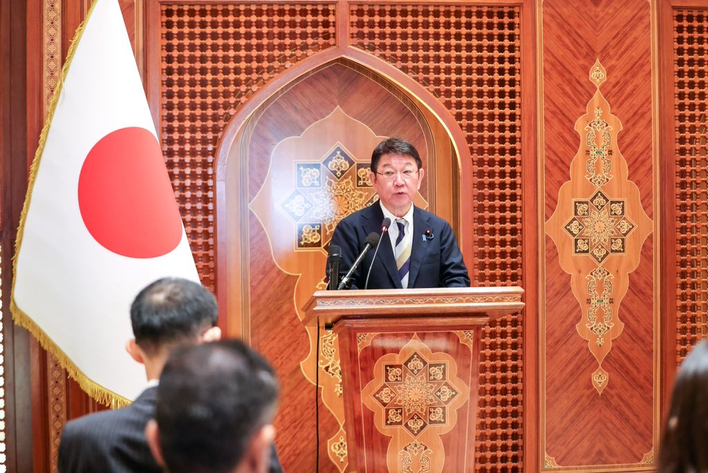 Oman_media_'s tweet photo. 🇯🇵🇴🇲| 📸 | عقد معالي السيد بدر بن حمد بن حمود البوسعيدي وزير الخارجية، ومعالي توشيميتسو موتيغي وزير خارجية #اليابان، اليوم في مسقط مؤتمرا صحفيا مشتركا، استعرضا خلاله نتائج مباحثاتهما ومسارات التعاون بين البلدين، إلى جانب تطورات الأوضاع الإقليمية والدولية.

وأكد معالي السيد وزير الخارجية أن العلاقات العُمانية اليابانية تستند إلى صداقة راسخة قوامها الاحترام والثقة المتبادلان، مشيرا إلى أن حلول الذكرى الخامسة والخمسين لإقامة العلاقات الدبلوماسية في العام المقبل يمثل فرصة لانطلاق مرحلة جديدة لتعزيز الشراكة بين البلدين.

وأوضح معاليه أن #العلاقات_الاقتصادية تمثل ركيزة مهمة لهذه الشراكة، مرحبا باهتمام الشركات اليابانية بالاستثمار في قطاعات الطاقة والتقنيات منخفضة الكربون والخدمات اللوجستية والبنية الأساسية، ومتطلعا إلى توسيع التعاون في مجالات الفضاء والتصنيع الأخضر والتقنيات المتقدمة.

وفي الشأن الإقليمي، أكد معالي السيد وزير الخارجية أن سلامة المرور عبر #مضيق_هرمز ترتبط ارتباطا وثيقا بأمن المنطقة وازدهارها، مشددا على التزام سلطنة #عُمان بالأمن البحري والقانون الدولي، والعمل على خفض التوتر وتغليب الحوار والدبلوماسية والحلول السلمية.

من جانبه، أكد معالي توشيميتسو موتيغي أن سلطنة عُمان واليابان تمضيان، بصفتهما شريكين شاملين، في تعزيز التعاون في مجالات الطاقة والدفاع والتعليم والسياحة، معربا عن تقدير بلاده لإمدادات سلطنة عُمان المستقرة من النفط الخام والغاز الطبيعي المسال، وتطلعها إلى توسيع التعاون في الطاقة النظيفة، بما فيها الهيدروجين والأمونيا.

وأشار الوزير الياباني إلى اهتمام بلاده بالإسهام في مشروعات تحلية المياه وإنتاج الصلب الصديق للبيئة في سلطنة عُمان، مؤكدا أهمية مواصلة التنسيق بين البلدين لخفض حدة التوتر في المنطقة ودعم حرية الملاحة وسلامتها في مضيقي هرمز وباب المندب.

#سلطنة_عُمان | #مسقط