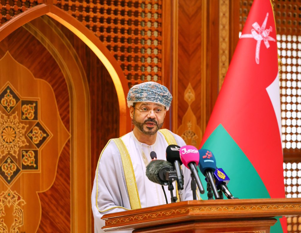 Oman_media_'s tweet photo. 🇯🇵🇴🇲| 📸 | عقد معالي السيد بدر بن حمد بن حمود البوسعيدي وزير الخارجية، ومعالي توشيميتسو موتيغي وزير خارجية #اليابان، اليوم في مسقط مؤتمرا صحفيا مشتركا، استعرضا خلاله نتائج مباحثاتهما ومسارات التعاون بين البلدين، إلى جانب تطورات الأوضاع الإقليمية والدولية.

وأكد معالي السيد وزير الخارجية أن العلاقات العُمانية اليابانية تستند إلى صداقة راسخة قوامها الاحترام والثقة المتبادلان، مشيرا إلى أن حلول الذكرى الخامسة والخمسين لإقامة العلاقات الدبلوماسية في العام المقبل يمثل فرصة لانطلاق مرحلة جديدة لتعزيز الشراكة بين البلدين.

وأوضح معاليه أن #العلاقات_الاقتصادية تمثل ركيزة مهمة لهذه الشراكة، مرحبا باهتمام الشركات اليابانية بالاستثمار في قطاعات الطاقة والتقنيات منخفضة الكربون والخدمات اللوجستية والبنية الأساسية، ومتطلعا إلى توسيع التعاون في مجالات الفضاء والتصنيع الأخضر والتقنيات المتقدمة.

وفي الشأن الإقليمي، أكد معالي السيد وزير الخارجية أن سلامة المرور عبر #مضيق_هرمز ترتبط ارتباطا وثيقا بأمن المنطقة وازدهارها، مشددا على التزام سلطنة #عُمان بالأمن البحري والقانون الدولي، والعمل على خفض التوتر وتغليب الحوار والدبلوماسية والحلول السلمية.

من جانبه، أكد معالي توشيميتسو موتيغي أن سلطنة عُمان واليابان تمضيان، بصفتهما شريكين شاملين، في تعزيز التعاون في مجالات الطاقة والدفاع والتعليم والسياحة، معربا عن تقدير بلاده لإمدادات سلطنة عُمان المستقرة من النفط الخام والغاز الطبيعي المسال، وتطلعها إلى توسيع التعاون في الطاقة النظيفة، بما فيها الهيدروجين والأمونيا.

وأشار الوزير الياباني إلى اهتمام بلاده بالإسهام في مشروعات تحلية المياه وإنتاج الصلب الصديق للبيئة في سلطنة عُمان، مؤكدا أهمية مواصلة التنسيق بين البلدين لخفض حدة التوتر في المنطقة ودعم حرية الملاحة وسلامتها في مضيقي هرمز وباب المندب.

#سلطنة_عُمان | #مسقط