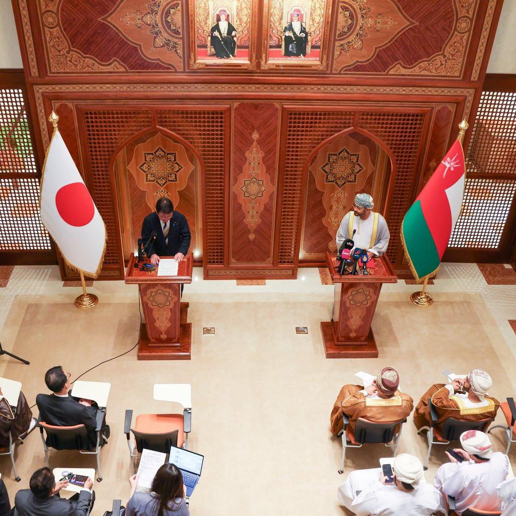 Oman_media_'s tweet photo. 🇯🇵🇴🇲| 📸 | عقد معالي السيد بدر بن حمد بن حمود البوسعيدي وزير الخارجية، ومعالي توشيميتسو موتيغي وزير خارجية #اليابان، اليوم في مسقط مؤتمرا صحفيا مشتركا، استعرضا خلاله نتائج مباحثاتهما ومسارات التعاون بين البلدين، إلى جانب تطورات الأوضاع الإقليمية والدولية.

وأكد معالي السيد وزير الخارجية أن العلاقات العُمانية اليابانية تستند إلى صداقة راسخة قوامها الاحترام والثقة المتبادلان، مشيرا إلى أن حلول الذكرى الخامسة والخمسين لإقامة العلاقات الدبلوماسية في العام المقبل يمثل فرصة لانطلاق مرحلة جديدة لتعزيز الشراكة بين البلدين.

وأوضح معاليه أن #العلاقات_الاقتصادية تمثل ركيزة مهمة لهذه الشراكة، مرحبا باهتمام الشركات اليابانية بالاستثمار في قطاعات الطاقة والتقنيات منخفضة الكربون والخدمات اللوجستية والبنية الأساسية، ومتطلعا إلى توسيع التعاون في مجالات الفضاء والتصنيع الأخضر والتقنيات المتقدمة.

وفي الشأن الإقليمي، أكد معالي السيد وزير الخارجية أن سلامة المرور عبر #مضيق_هرمز ترتبط ارتباطا وثيقا بأمن المنطقة وازدهارها، مشددا على التزام سلطنة #عُمان بالأمن البحري والقانون الدولي، والعمل على خفض التوتر وتغليب الحوار والدبلوماسية والحلول السلمية.

من جانبه، أكد معالي توشيميتسو موتيغي أن سلطنة عُمان واليابان تمضيان، بصفتهما شريكين شاملين، في تعزيز التعاون في مجالات الطاقة والدفاع والتعليم والسياحة، معربا عن تقدير بلاده لإمدادات سلطنة عُمان المستقرة من النفط الخام والغاز الطبيعي المسال، وتطلعها إلى توسيع التعاون في الطاقة النظيفة، بما فيها الهيدروجين والأمونيا.

وأشار الوزير الياباني إلى اهتمام بلاده بالإسهام في مشروعات تحلية المياه وإنتاج الصلب الصديق للبيئة في سلطنة عُمان، مؤكدا أهمية مواصلة التنسيق بين البلدين لخفض حدة التوتر في المنطقة ودعم حرية الملاحة وسلامتها في مضيقي هرمز وباب المندب.

#سلطنة_عُمان | #مسقط