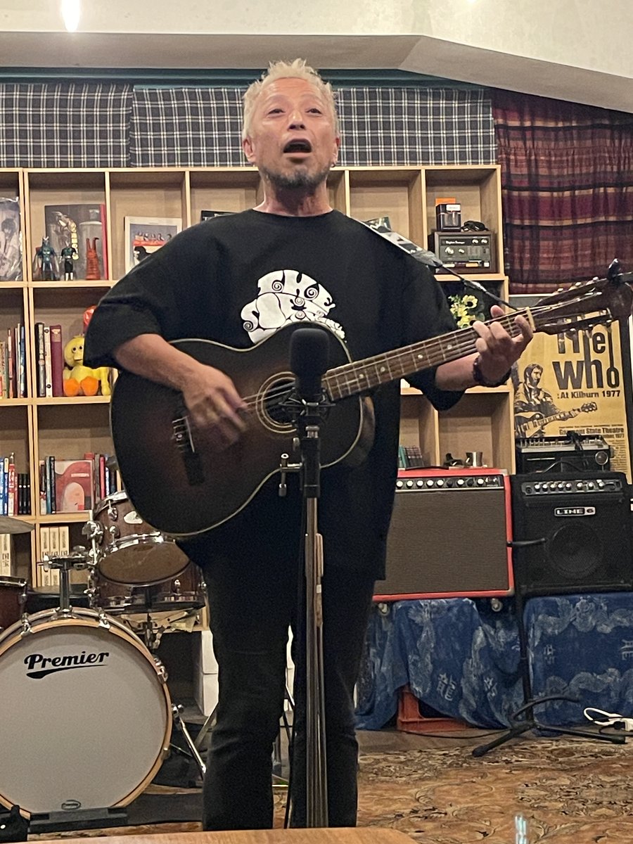 iwmk1's tweet photo. 続いて、会うの10年近くぶりかも？な、
★キタ(than)くん
ワン・アンド・オンリーな世界観は健在でした。

トリは、
★Pumpkin Sneakers
Gypsy＆Flamenco
ここしばらく、個人的に沼ってるジャンル。どうせギター弾くなら、ここまで達者に弾きたいものでありまふ

な、楽しい夜で　した (^^♪ https://t.co/dt4EnGCllK
