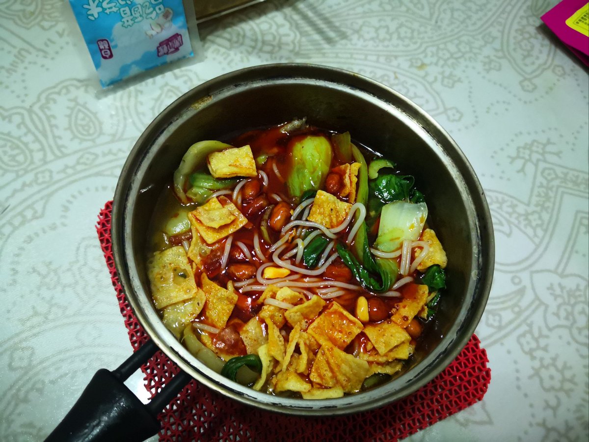 ZengLuna's tweet photo. Late-night noodle shop: warm broth fills the quiet. A bowl of plain noodles, a side of pickles—all the comfort a tired heart needs after long days. #MidnightDiner https://t.co/721TDrkeio