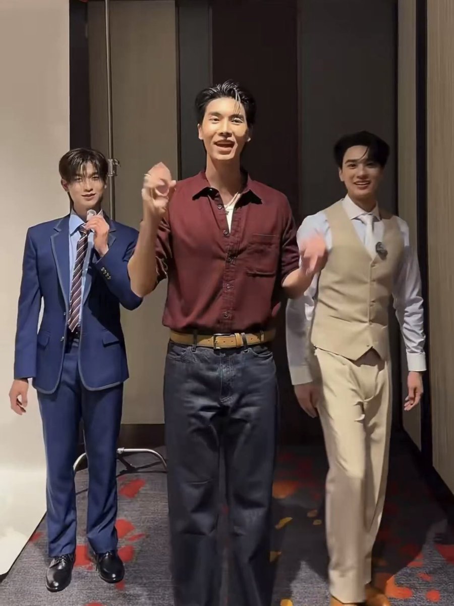 boyslovehub's tweet photo. this 2-meter-tall yaoi man is sending me https://t.co/PNbSM3Myab