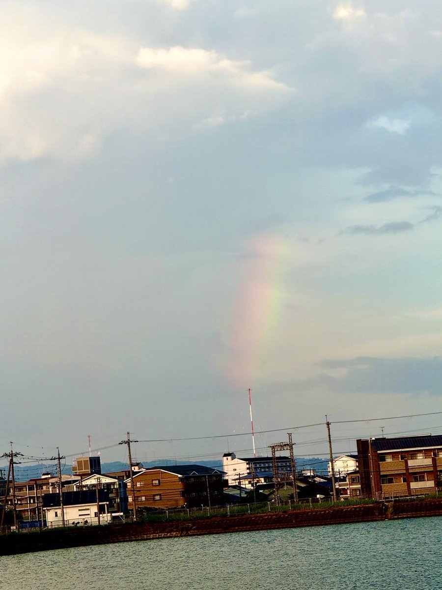 GI_entertainmen's tweet photo. ねえ、今日も一日、
本当におつかれさま。

誰にも見えないところで、
ずっと頑張ってたね。

今夜だけは、
ぜんぶ脇に置いていいんだよ。

今日できなかったことより、
今日ここまで歩いてきた自分を、
そっと認めてあげてください。
きっと明日はいい日になる🌺
おやすみ⭐ https://t.co/v151V0kQcD