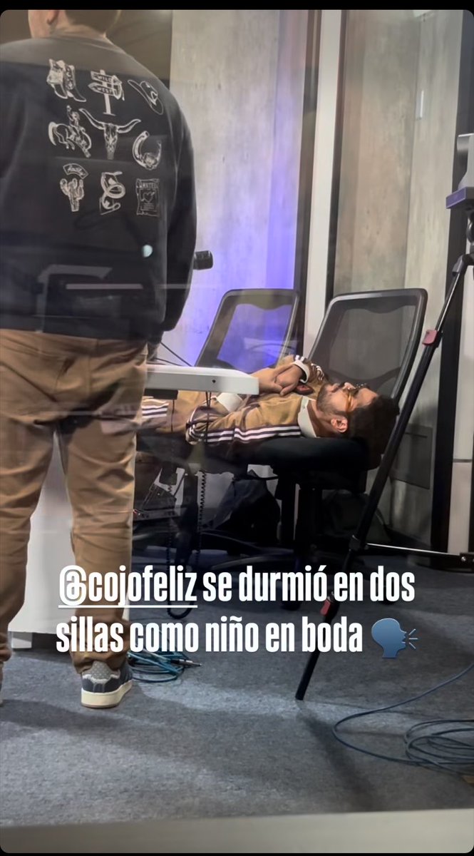 SergioLecter's tweet photo. Como no iba ser bien cumbiero el cojito si de morrillo lo dejaban así en las sillas.

@cojofeliz @GaboRamos @yaparateoficial @los40mx 

Jajaja jajaja jajaja https://t.co/EABikKWxeV