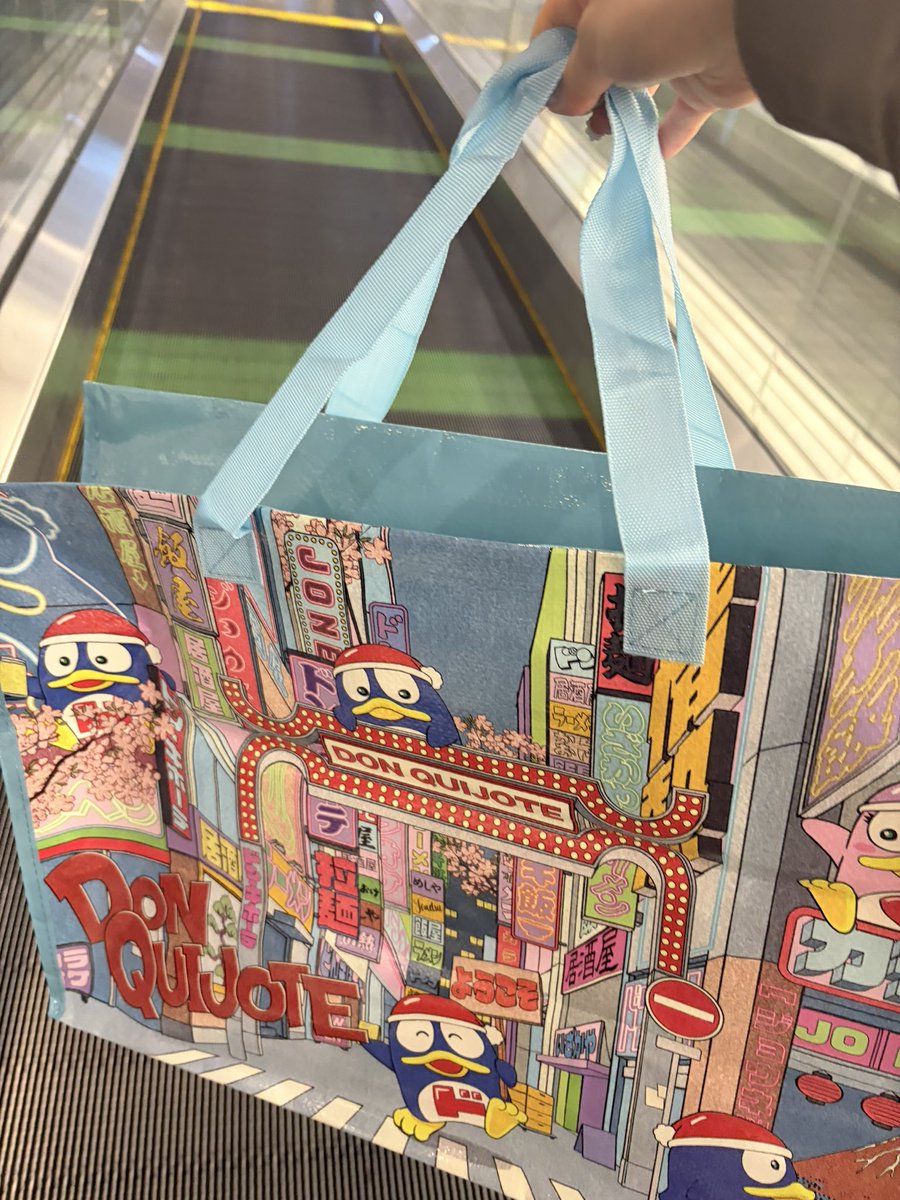 ayupi1027's tweet photo. ちょっとまって、、、空港内のドンキで歯ブラシ買ったらこんなくそでかショッパーに入って返ってきた😂私のかばんよりおおきいよ？🫨ロンドンへこのショッパーで入国するのめちゃくちゃ恥ずかしいよーーー！😹🫪 https://t.co/hH8dhZQ9hx