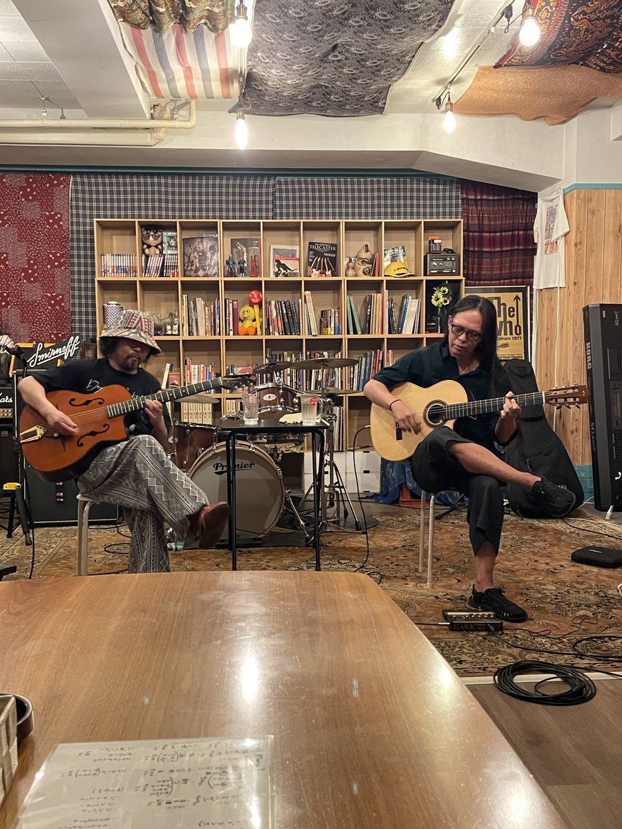 iwmk1's tweet photo. 続いて、会うの10年近くぶりかも？な、
★キタ(than)くん
ワン・アンド・オンリーな世界観は健在でした。

トリは、
★Pumpkin Sneakers
Gypsy＆Flamenco
ここしばらく、個人的に沼ってるジャンル。どうせギター弾くなら、ここまで達者に弾きたいものでありまふ

な、楽しい夜で　した (^^♪ https://t.co/dt4EnGCllK