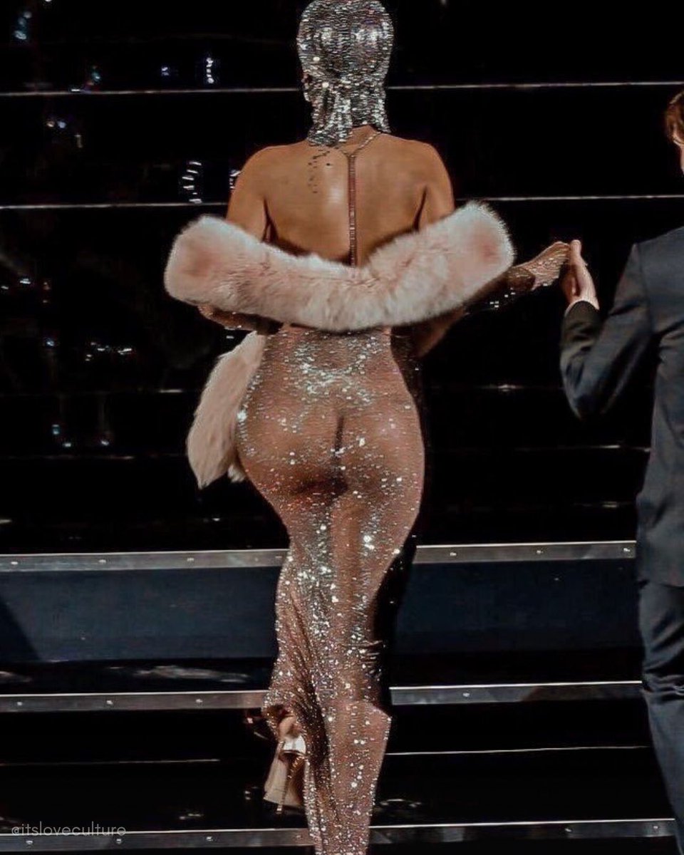 itsloveculture's tweet photo. Rihanna apareceu no CFDA Awards de 2014 usando um vestido coberto por cerca de 230 mil cristais Swarovski. O look transparente virou um dos momentos mais icônicos da moda. https://t.co/MCoMh8mfLm