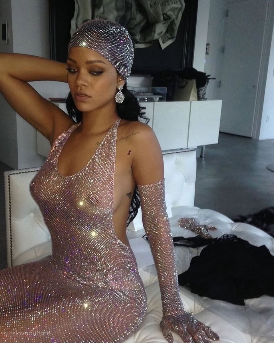 itsloveculture's tweet photo. Rihanna apareceu no CFDA Awards de 2014 usando um vestido coberto por cerca de 230 mil cristais Swarovski. O look transparente virou um dos momentos mais icônicos da moda. https://t.co/MCoMh8mfLm