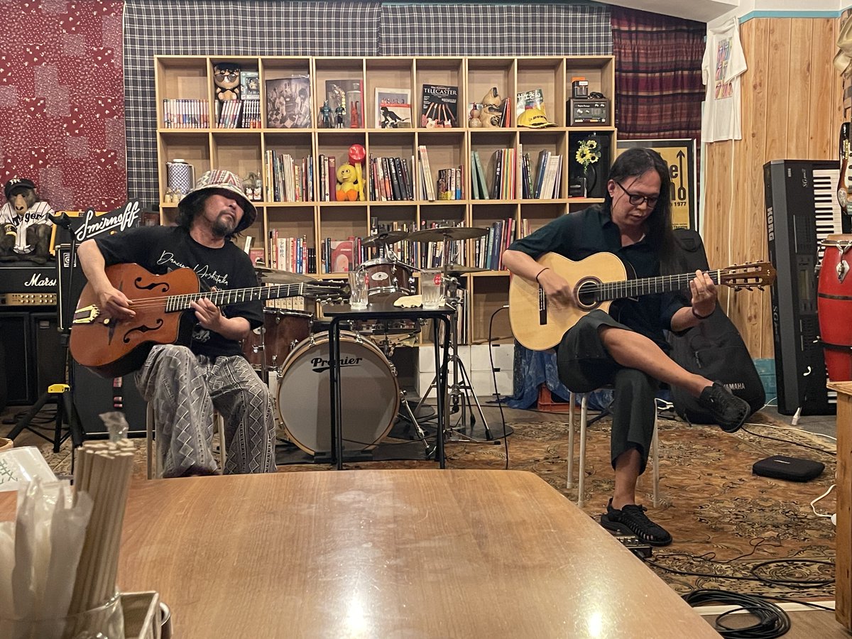 iwmk1's tweet photo. 続いて、会うの10年近くぶりかも？な、
★キタ(than)くん
ワン・アンド・オンリーな世界観は健在でした。

トリは、
★Pumpkin Sneakers
Gypsy＆Flamenco
ここしばらく、個人的に沼ってるジャンル。どうせギター弾くなら、ここまで達者に弾きたいものでありまふ

な、楽しい夜で　した (^^♪ https://t.co/dt4EnGCllK