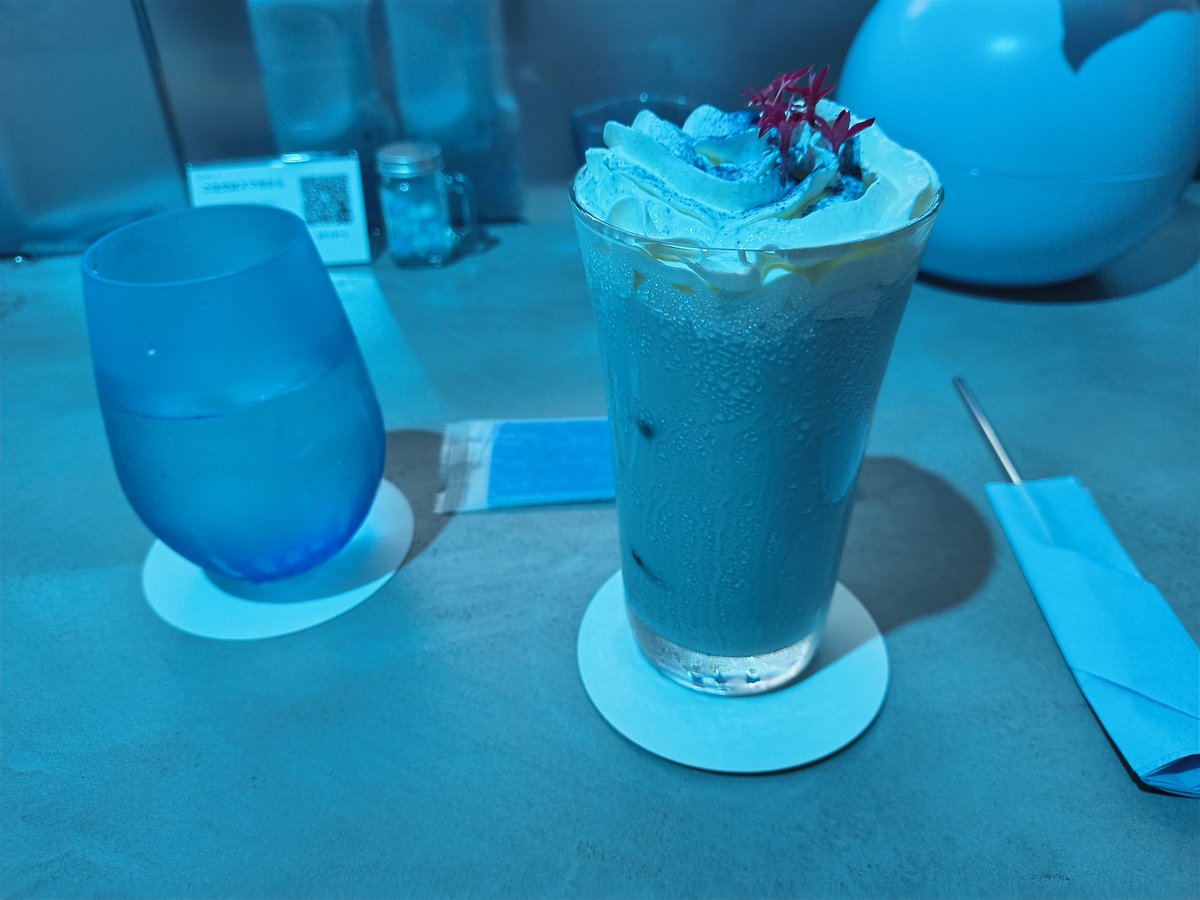 LINXS1967's tweet photo. 台湾土産を手に
中崎町のBlue Miu Cafeへ
土産話しも込みで楽しい豊かな時間を過ごす。
時間帯もよかったし(店長さんも含め)貸切状態(笑)
やはりまた来たいカフェ。
また来よう。

お昼は結構混んでいるらしいですが
深夜カフェの真のチカラは夜。
蒼さの栄える威力がダンチ。
僕が撮る写真でもイケてる。
えへ♪

【Blue Miu Cafe】
OPEN 11:00-24:00
大阪市北区中崎西4-1-1中崎123ビル2階

#BlueMiuCafe 
#中崎町夜カフェ
#中崎町カフェ
#推し活カフェ大阪
