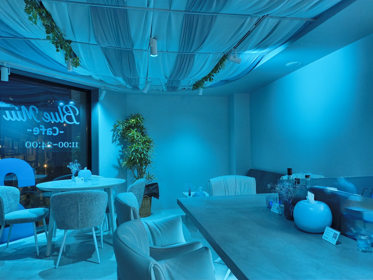 LINXS1967's tweet photo. 台湾土産を手に
中崎町のBlue Miu Cafeへ
土産話しも込みで楽しい豊かな時間を過ごす。
時間帯もよかったし(店長さんも含め)貸切状態(笑)
やはりまた来たいカフェ。
また来よう。

お昼は結構混んでいるらしいですが
深夜カフェの真のチカラは夜。
蒼さの栄える威力がダンチ。
僕が撮る写真でもイケてる。
えへ♪

【Blue Miu Cafe】
OPEN 11:00-24:00
大阪市北区中崎西4-1-1中崎123ビル2階

#BlueMiuCafe 
#中崎町夜カフェ
#中崎町カフェ
#推し活カフェ大阪