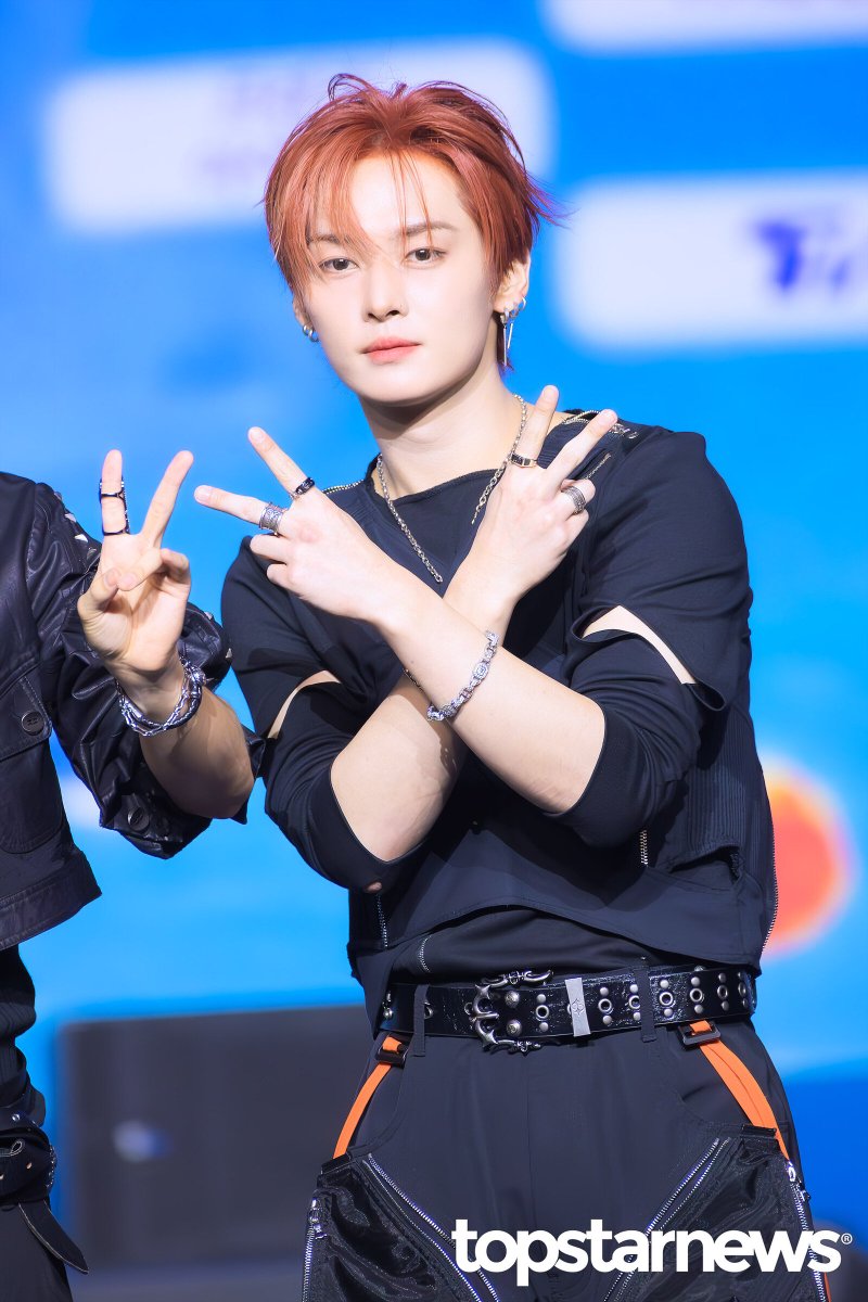 LKglobal_'s tweet photo. #LeeKnow becomes the #1 search word in the K-pop Hallyu (Korean Wave) for his individual appearences and his performances at the comeback. The top related comments are Lee Know's dance and stage performances, entertainment-type interactions, hairstyles and fashion.

Lee Know also becaume the #1 buzz on K-Variety shows, stretching his popularity and impact beyond the K-pop genre.

*According to research done by KOFICE (Korea International Cultural Exchange Promotion Agency)