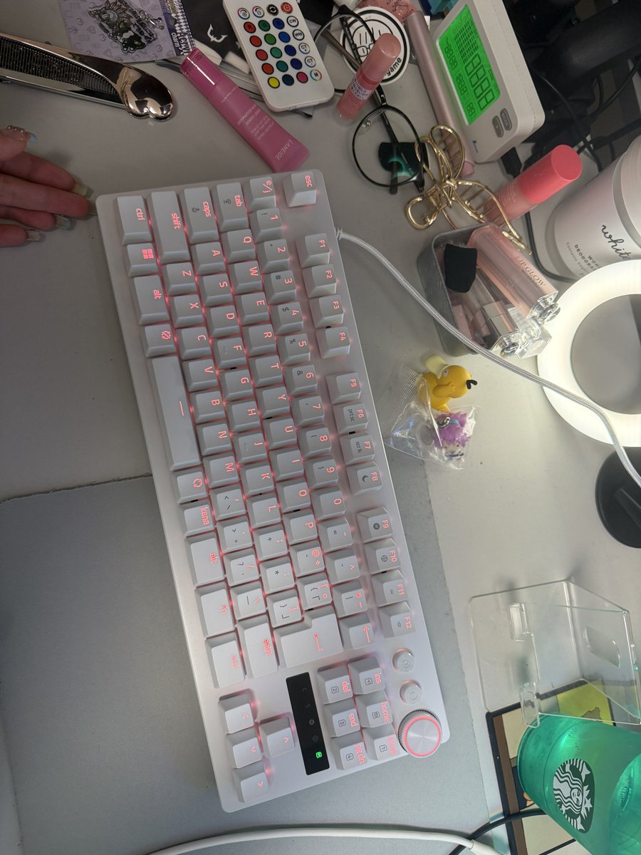 pyon_pyon_0823's tweet photo. この前頂いたRazerのキーボード🤍
今日から🤍🤍 https://t.co/O6myvxGBER