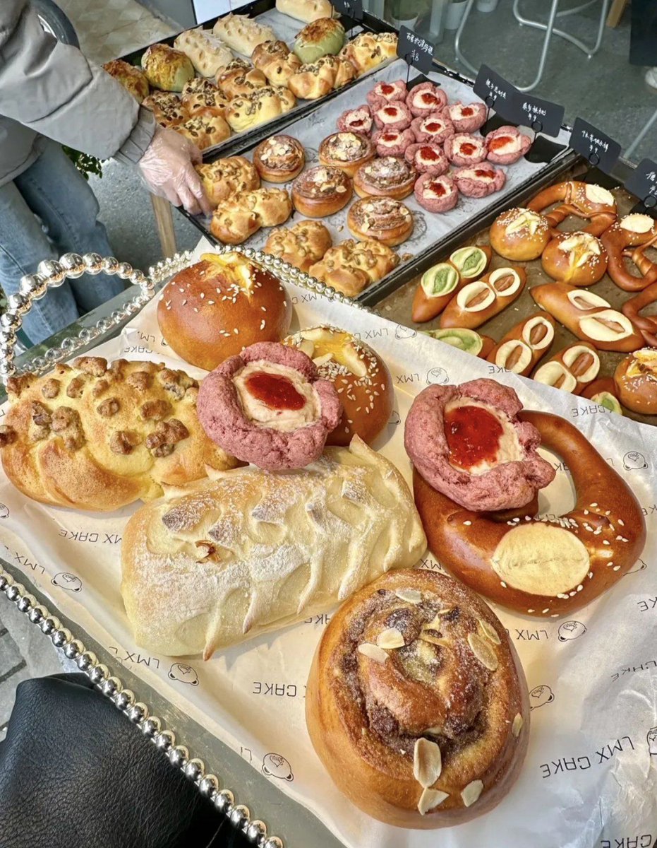 k8maFBC88dacBvw's tweet photo. Just finished a quick coffee stop at that tiny downtown bakery before heading to the client meeting—fresh croissants hit different on the go!， https://t.co/mlF8OCedpw
