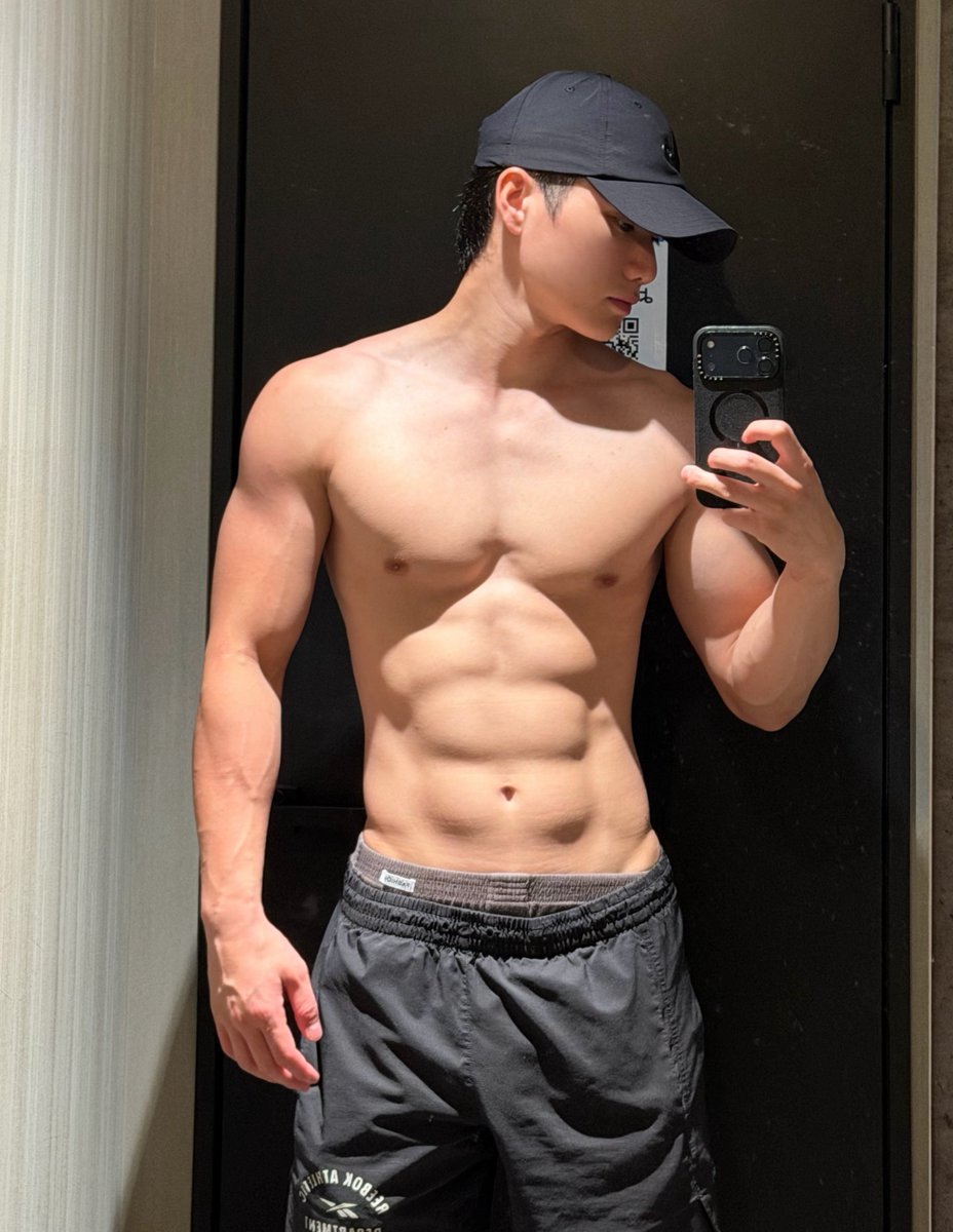 charleslauv's tweet photo. Want this body but I'm lazy! https://t.co/b9KhxXbSck