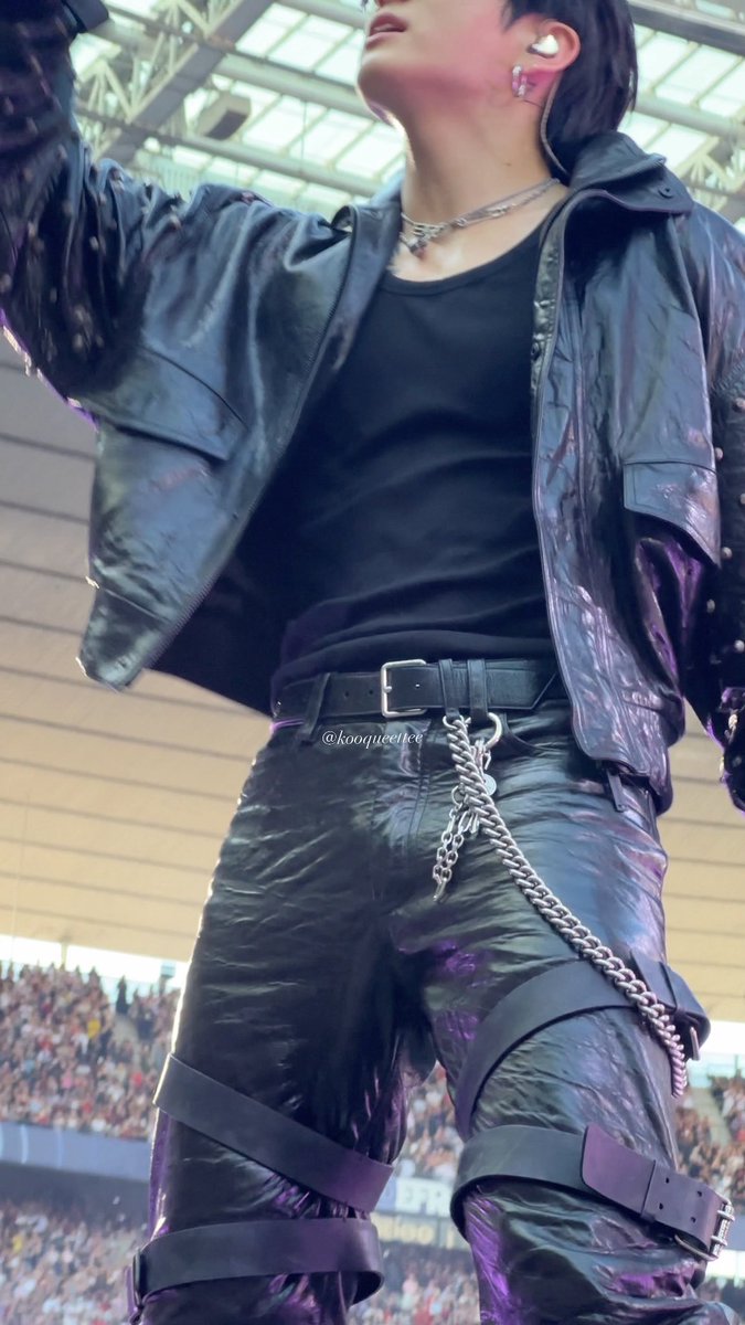 kooqueettee's tweet photo. this mf was so close i had to zoom out of his d*ck 😭😭 also joonie dimples 🥹 https://t.co/2mxthXmoOa