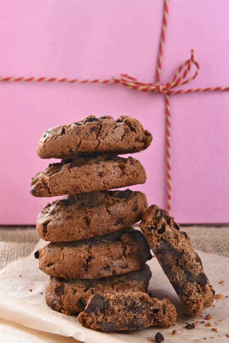 Fadilindo99's tweet photo. Baked my famous chocolate chip cookies—dropped a plate at 123 Oak St next door! Swipe for the grinning pup that ‘helped’ me decorate  #NeighborGood https://t.co/mgorYKFZUn