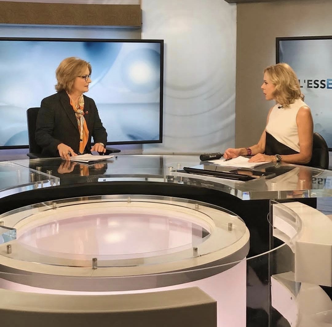 J_Aliann's tweet photo. A memorable moment in the news show set, great conversations, meaningful stories, and the power of sharing ideas on how crypto can create exciting opportunities.  The future belongs to those who understand the technology and invest responsibly.✨🎙️
 #Media #Leadership #Inspiration #WomenInLeadership