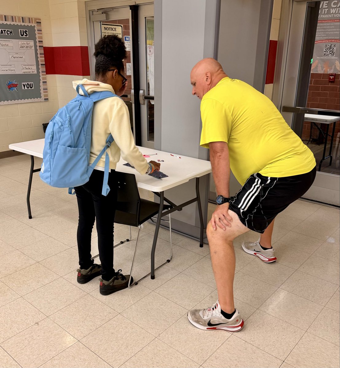 ArlingtonJmcss's tweet photo. 🪄#Abracadabra! This scholar was spotted showing off her magician skills to Coach G this morning!!  The Cardinal family is a magical one!! ‘In dreams we enter a world that is entirely our own’! @DrShemon @JMCSchools #WeAreFamily #BestInTN #MagicalMorning https://t.co/MoOji8DepI