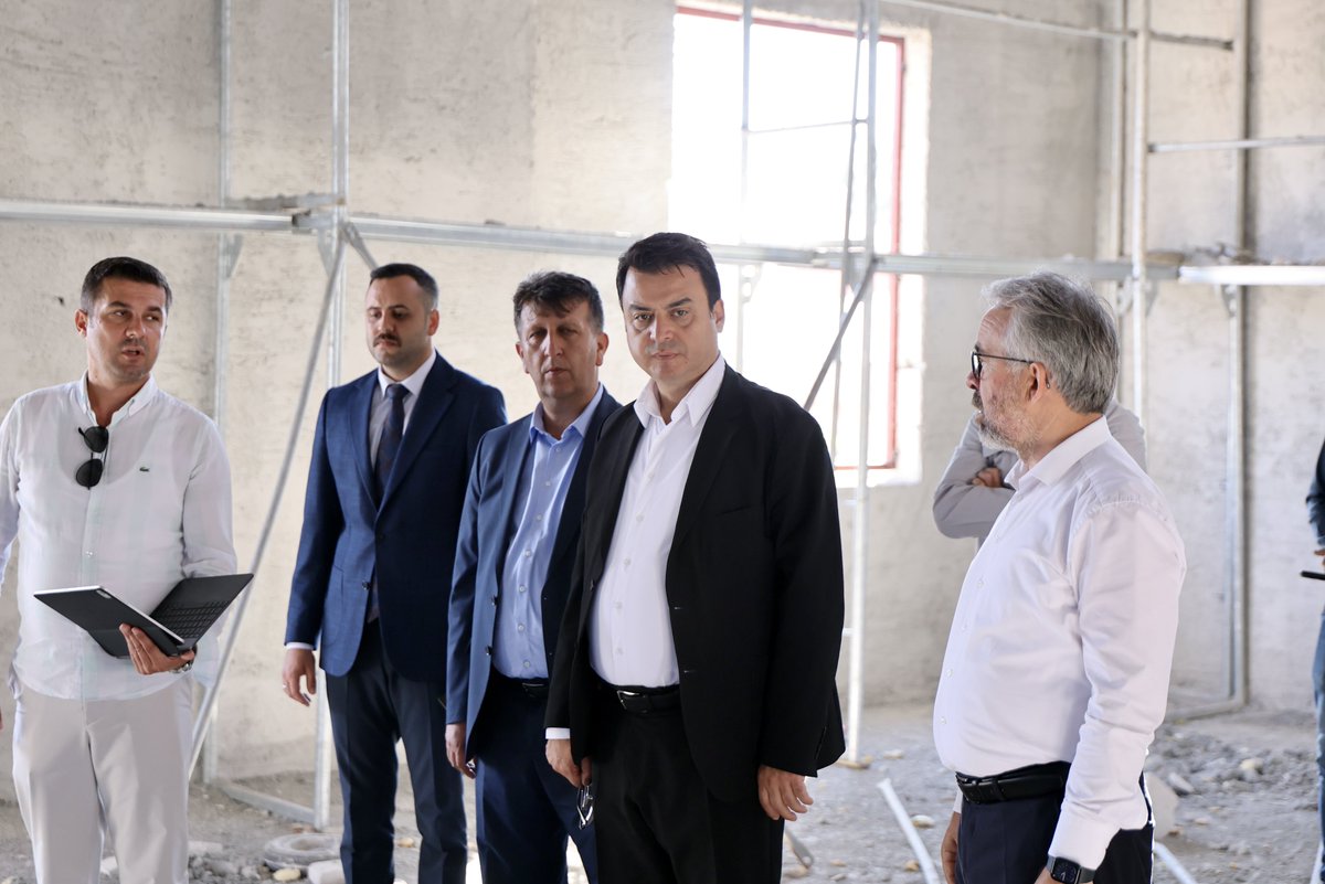 tokatvaliligi's tweet photo. Valimiz Abdullah Köklü, Artova Kaymakamı Ömer Karadağ ve Belediye Başkanı Ali Güner ile birlikte, Artova’da yapımı devam eden 4-6 Yaş Çocuk Akademisi ve Hükümet Konağı inşaatında incelemelerde bulunarak çalışmalar hakkında bilgi aldı. https://t.co/Sd36k8LYnb
