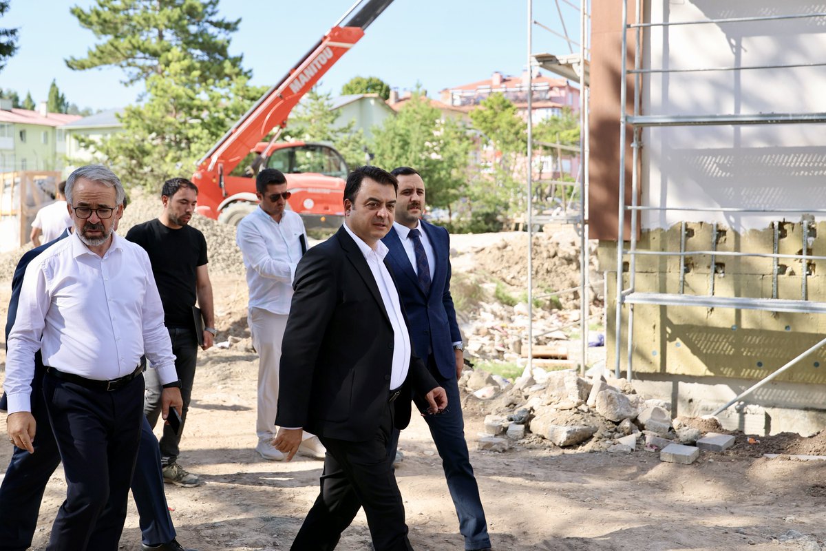 tokatvaliligi's tweet photo. Valimiz Abdullah Köklü, Artova Kaymakamı Ömer Karadağ ve Belediye Başkanı Ali Güner ile birlikte, Artova’da yapımı devam eden 4-6 Yaş Çocuk Akademisi ve Hükümet Konağı inşaatında incelemelerde bulunarak çalışmalar hakkında bilgi aldı. https://t.co/Sd36k8LYnb