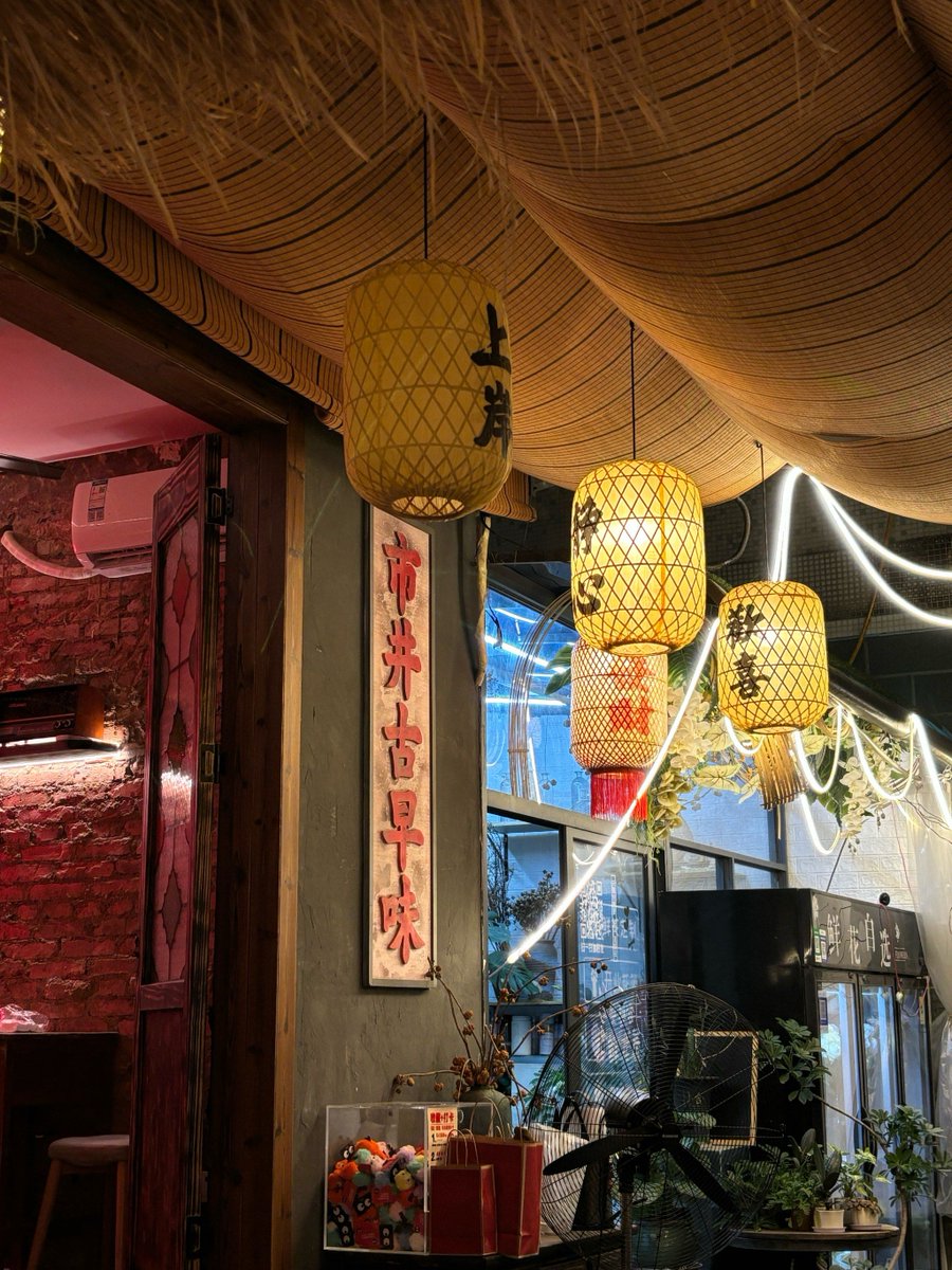 SolerEmma1's tweet photo. [Late-night bite with a warm bowl of pork bone ramen, hot tea in hand. The neon sign outside the tiny shop flickers—another quiet, gentle night.]， https://t.co/gBYvvoKAzk