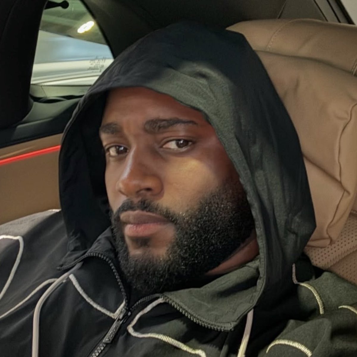 rapunchline's tweet photo. 🚨 GRADUR REVIENT SUR SON PASSAGE À L'ARMÉE 🇫🇷

🗣️ « J’étais à une période de ma vie où j’avais fini tous mes diplômes, j’ai regardé un reportage et je me suis demandé en fait si je pouvais réussir à intégrer l'armée. 

C’est des tests et je me suis dit : “Je vais tenter juste pour voir à quel point je suis fort mentalement et physiquement.” J’y ai été, je pensais faire six mois, au final, je suis resté. 

Je faisais partie du quarantième régiment d’artillerie.

[L'intervieweur fait référence au racisme]

Oui, on le ressentait. On a tout fait pour faire abstraction, mais tu le ressens quand même. 
De la part de certains gradés, par exemple. »

🎙️ Gradur chez Konbini