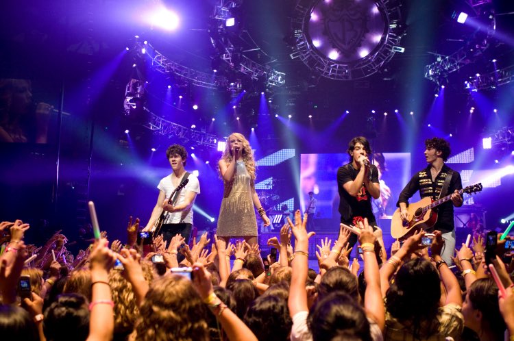 Lonelywarrior3's tweet photo. Y cuando los Jonas Brothers llamen esta noche a Taylor al escenario del Burning Up Tour a cantar should’ve i said no. Then what. https://t.co/DSom0ketRU