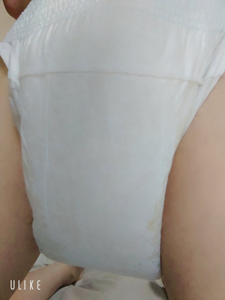 yua_omutu's tweet photo. ライフリー履いてみたの～❗
子ども用が小さいのはそうなんだけどゆったりめでおしっこすると垂れ下がって来ちゃうから��安感あった、Sでもちょっと大きかったかも笑
あと座っておしっこしたら横漏れとかしちゃった
でもいっぱい出たよ🤭 https://t.co/cG6B76JgCI