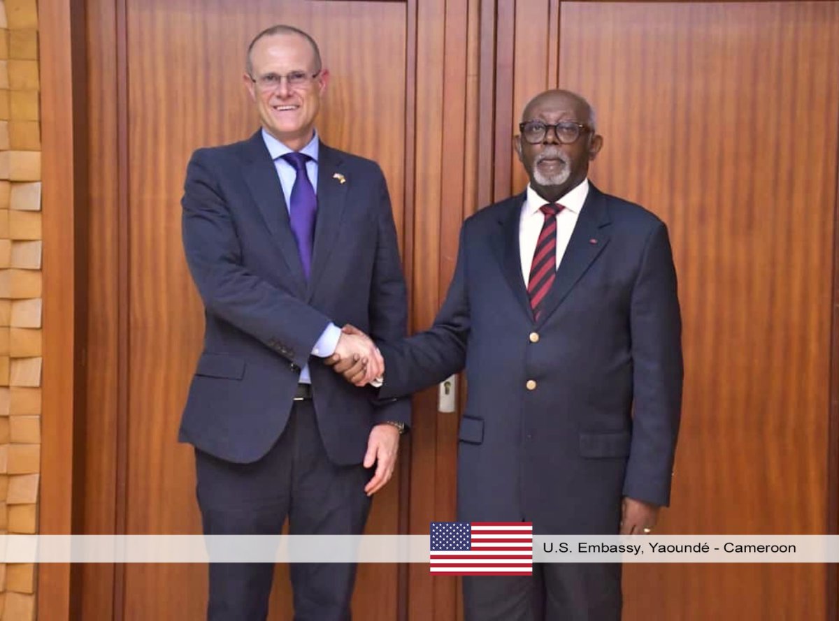 USEmbYaounde's tweet photo. 🇺🇸🤝🇨🇲 Les préparatifs sont en cours pour le Dialogue économique et commercial entre les États-Unis et le Cameroun, prévu le 27 août.

Au cours des semaines qui ont précédé ce dialogue, le chargé d’affaires par intérim John G. Robinson s’est entretenu avec le Premier ministre Joseph Dion Ngute et les responsables gouvernementaux camerounais des secteurs des transports, des finances, du commerce, des télécommunications, des mines, de l’eau et de l’énergie, des affaires étrangères et de l’économie, afin de faire avancer les discussions en amont du dialogue.

Cet engagement de grande envergure reflète notre volonté commune d’améliorer le climat des affaires, de développer les échanges commerciaux et les investissements, et d’identifier des opportunités concrètes qui profitent tant au peuple américain qu’au peuple camerounais.

Nous avons hâte d’entamer une nouvelle phase de notre partenariat bilatéral lors du Dialogue qui se tiendra la semaine prochaine à Yaoundé ! 

#USinCameroon #EconomicDialogue #CommercialDiplomacy #TradeAndInvestment #InvestmentOpportunities #TradePartnership #EconomicGrowth