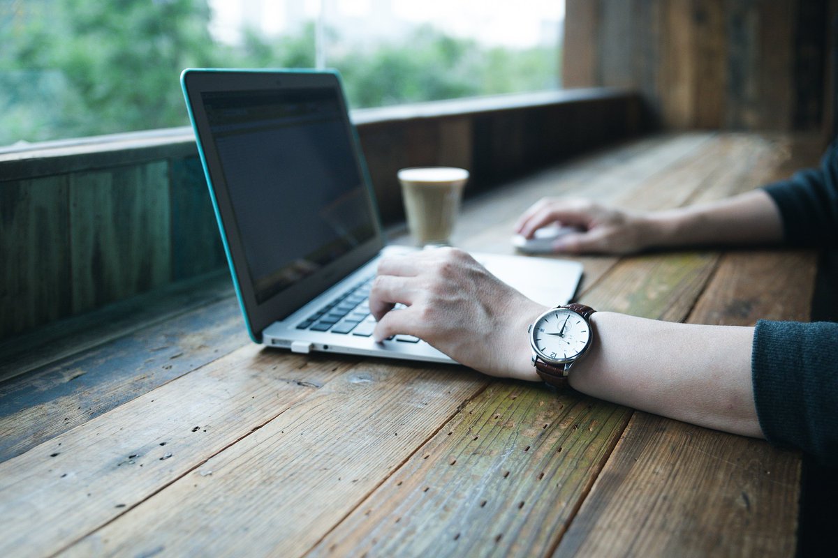 Hailey34307166's tweet photo. Mid-week slump = desk hideout, iced latte in hand, pretending to read work docs but actually watching clouds ， https://t.co/Iae3gFjGAP