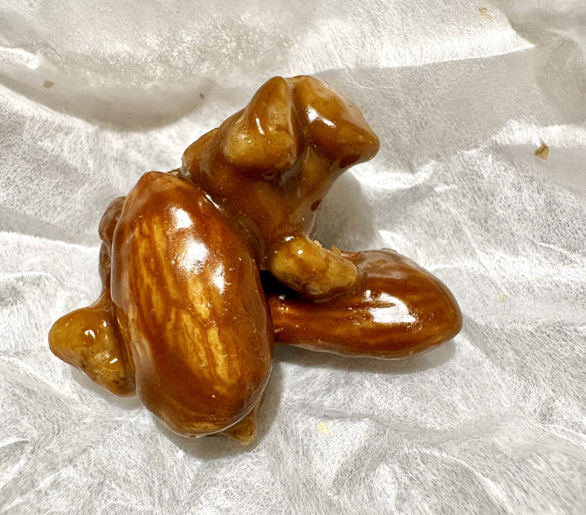haz_am's tweet photo. いただきもの「粟玄」の詰め合わせ。今日は「和洋」をいただきました。
和紙に包まれているだけで、この見た目でベタつきがない不思議。
ナッツも飴もカリッカリで素晴らしく美味しい。
治一郎のバウムクーヘン以来の衝撃🥳
他も楽しみ✨ https://t.co/4lsLaO2FzK