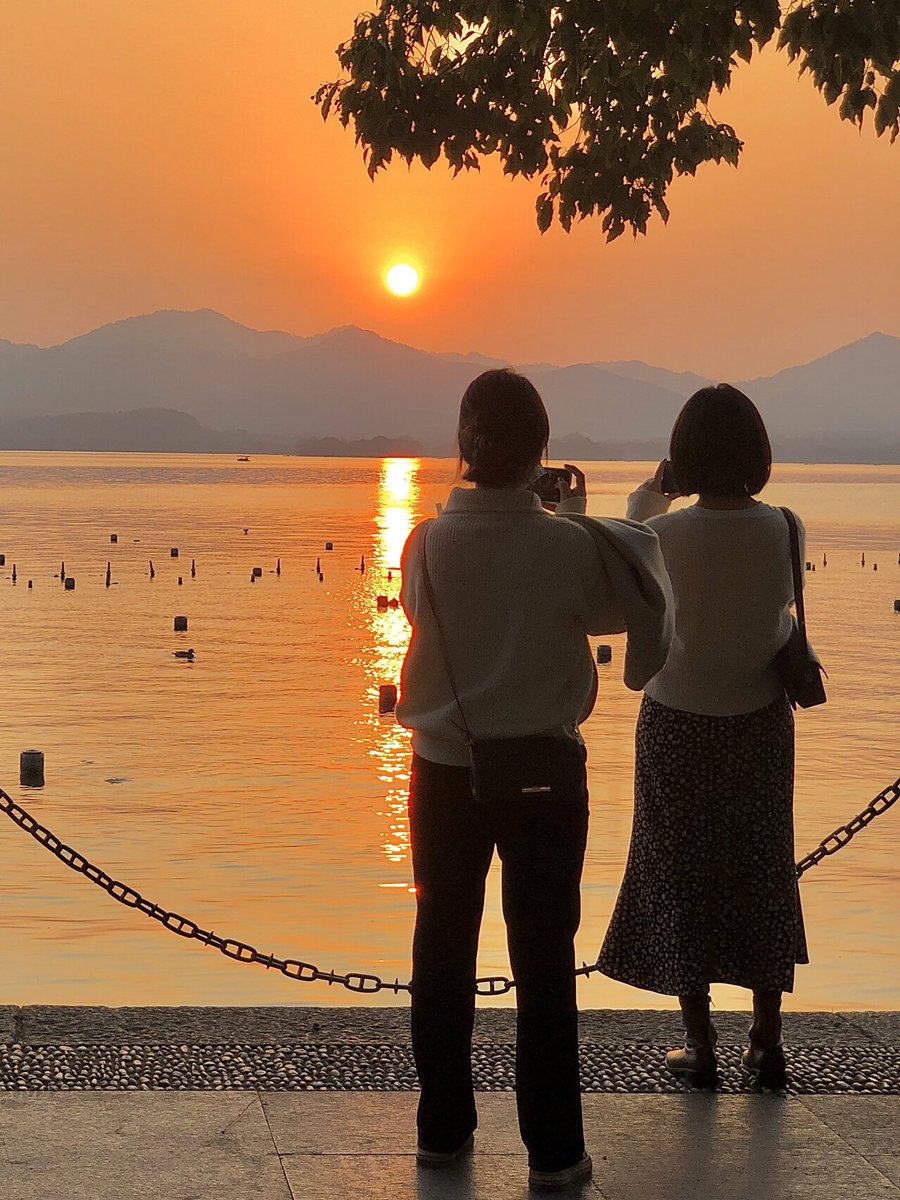 CarolJMora's tweet photo. Our campus photography club's sunset shooting session is this Saturday at West Lake! Bring your favorite lens, snap stunning views, and make friends who share your passion. Sign up via the club link in bio—can't wait to see your shots! https://t.co/w7MqE041Q0