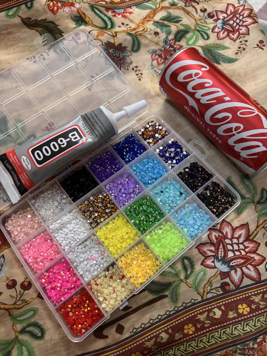 mwahriam's tweet photo. gonna bedazzle this coke can #hobbymaxing https://t.co/DWTzJ1CHPE