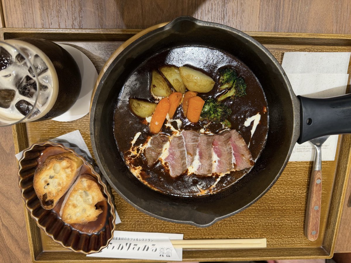 pj3om's tweet photo. JRタワーのみのるダイニングさんで食べたあいち牛のトモサンカクのビーフシチューとみぃく氏が食べたハンバーグ！あいち牛なのかな？
美味しかったよん‼️
あいち牛が交雑牛だったの知らなかった🤣
松坂牛の方にしとけば良かったけど食べたことない牛肉だったから良かった‼️🤣
脂も少なくておじさんには良かった🤣