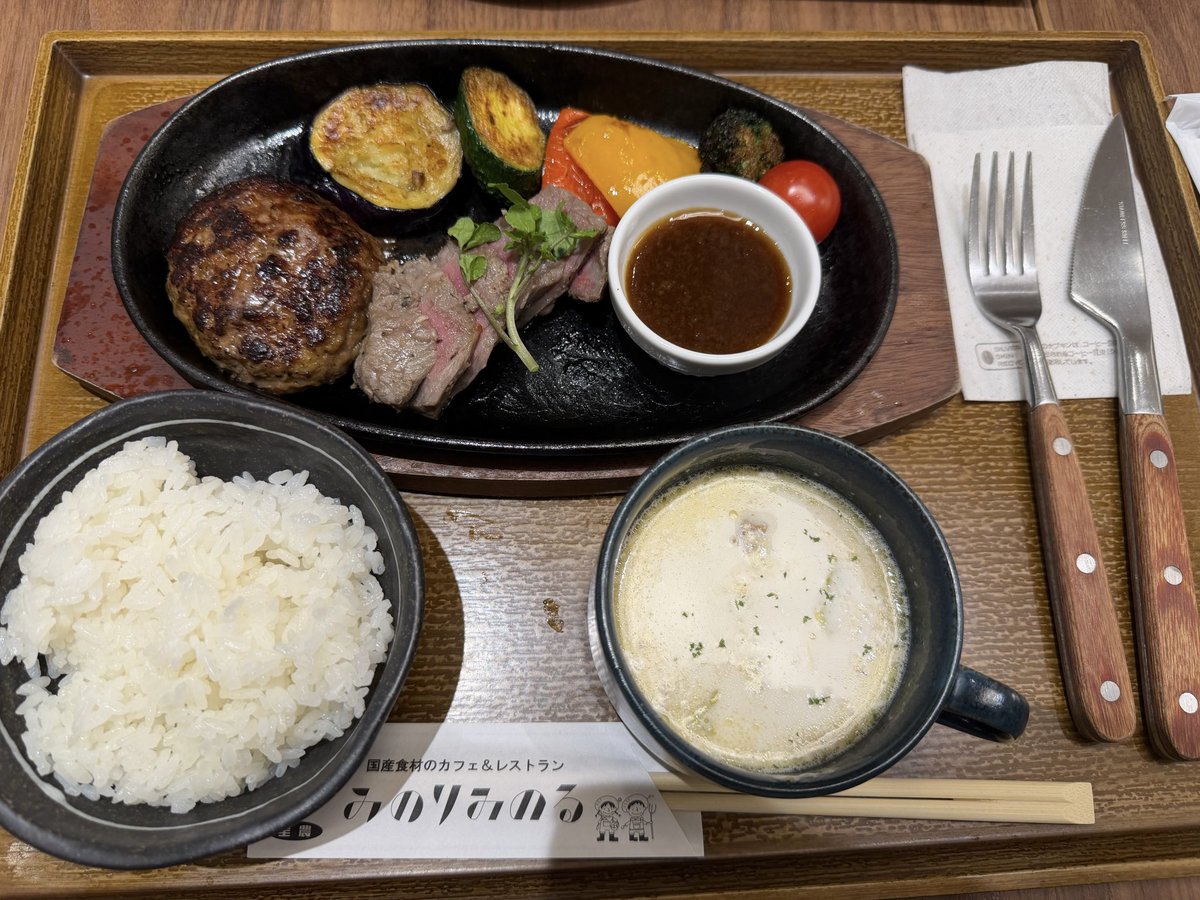 pj3om's tweet photo. JRタワーのみのるダイニングさんで食べたあいち牛のトモサンカクのビーフシチューとみぃく氏が食べたハンバーグ！あいち牛なのかな？
美味しかったよん‼️
あいち牛が交雑牛だったの知らなかった🤣
松坂牛の方にしとけば良かったけど食べたことない牛肉だったから良かった‼️🤣
脂も少なくておじさんには良かった🤣