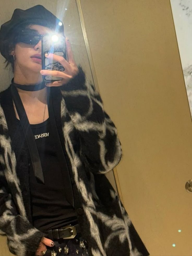goIdensoulset's tweet photo. he slays in every aesthetic https://t.co/8EkYN90exi