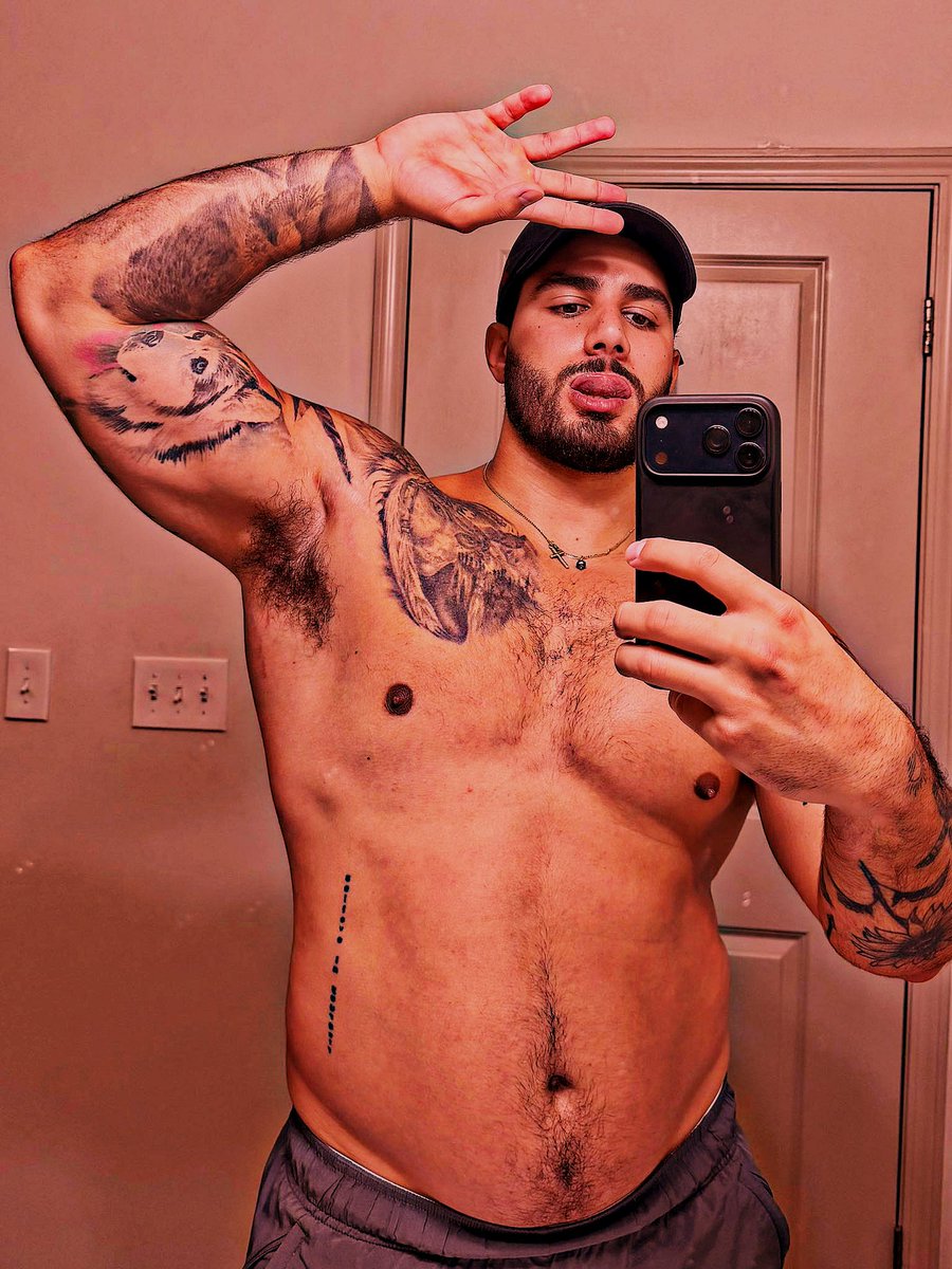fxckingbwar's tweet photo. Your bear father is getting bigger and stronger. 👊 https://t.co/S1vaJLNPXb