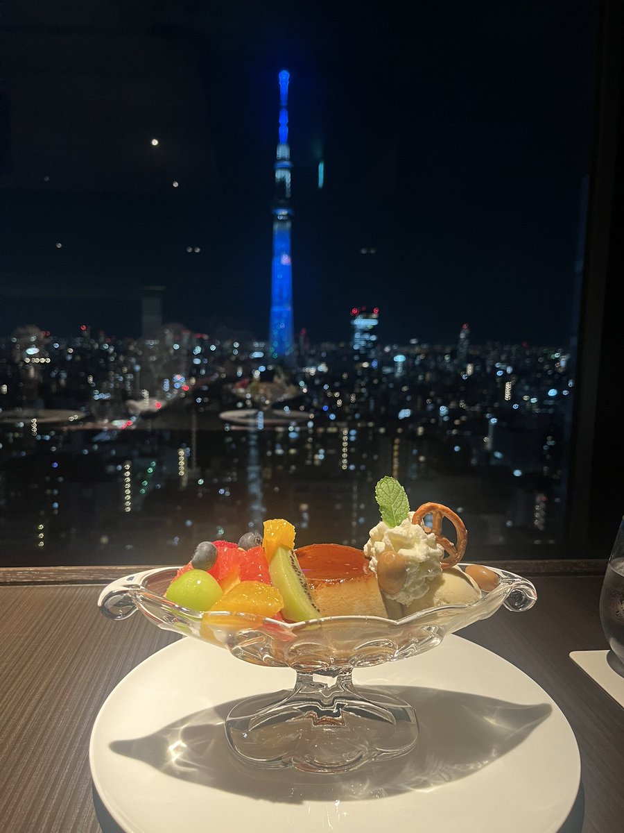 AzuzA_03t's tweet photo. スカイツリーとパフェだよ https://t.co/Y7NiCpfccS